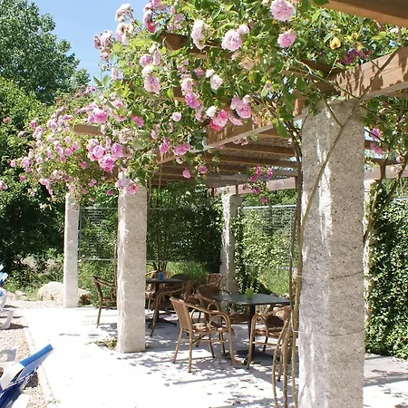 Spacious Holiday In Covas With Swimming Pool Сasa de vacaciones