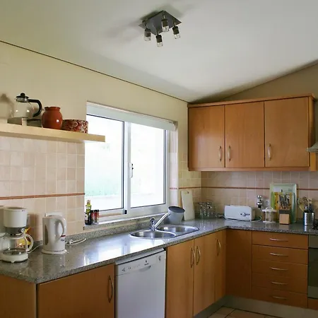 Spacious Holiday In Covas With Swimming Pool Tábua